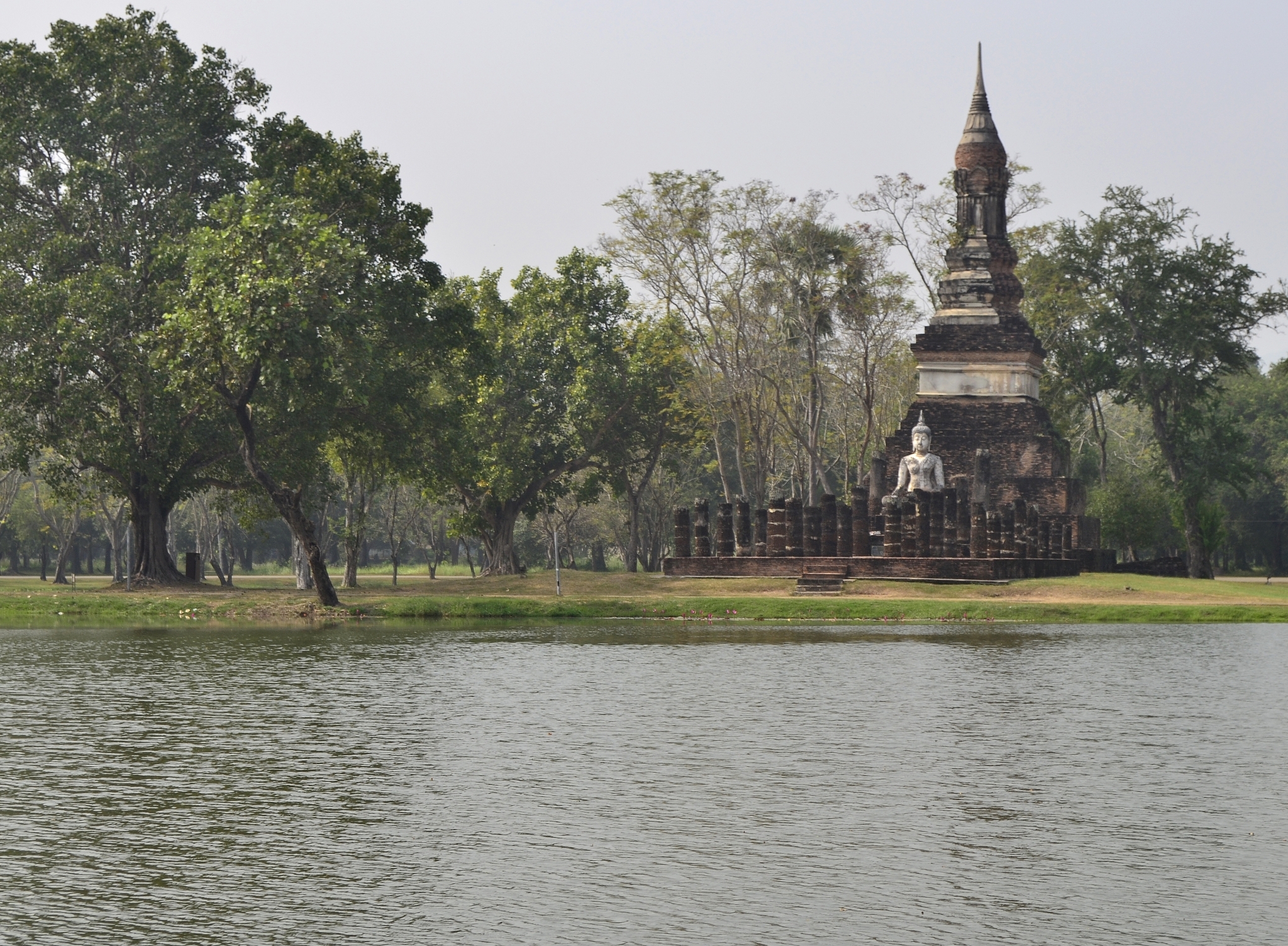 Wat_Traphang_Ngoen©-Hartmann-Linge-Wikimedia-Commons-CC-by-sa-3.0”