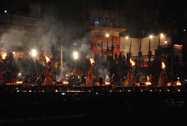 "night cerimony" no Ganges, varanasi a cidade dos mortos