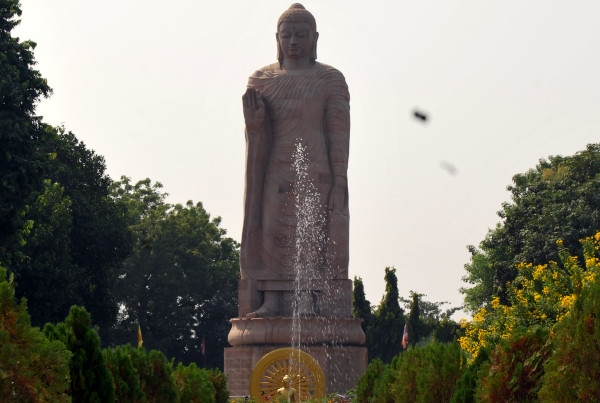 Giant buddha statue em varanasi