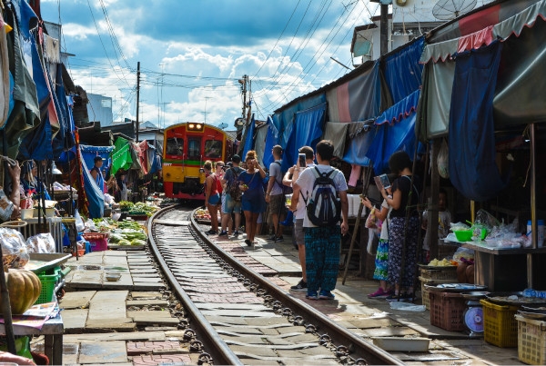 O que fazer em Bangkok Maeklong Railway Market