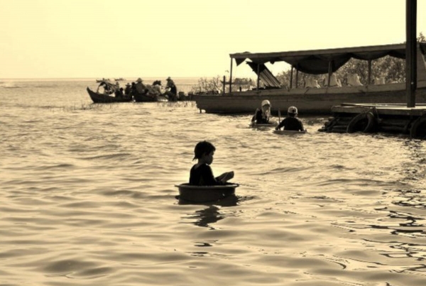 tonle sap lake meninos