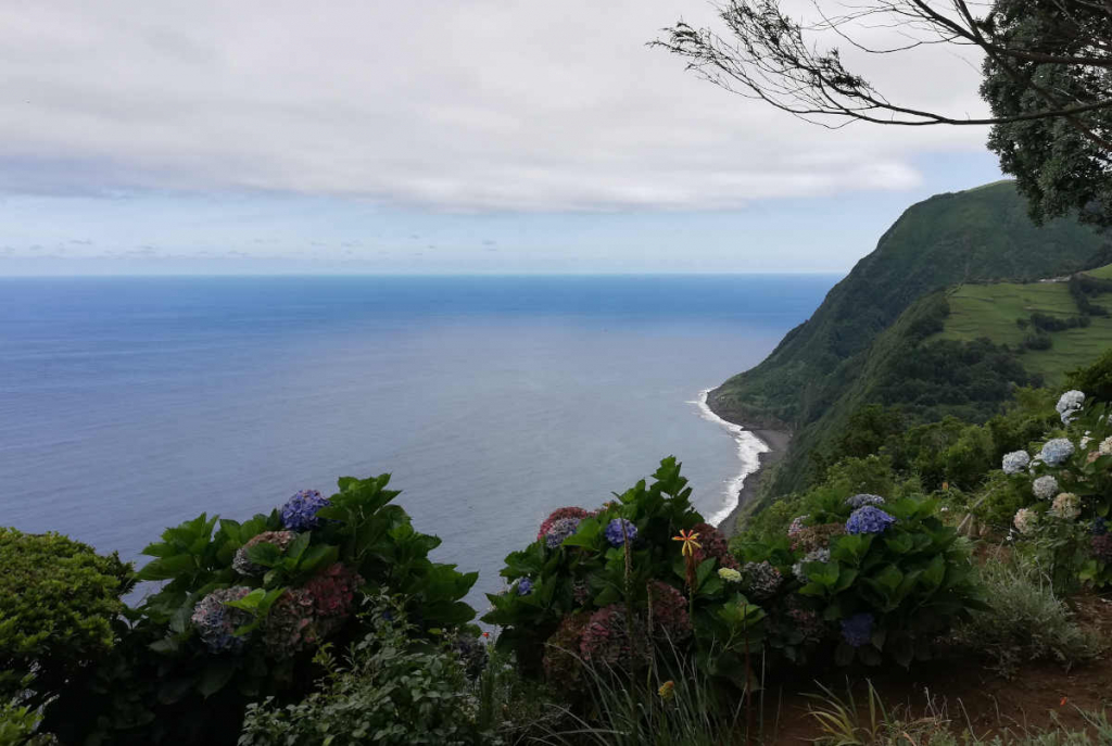Miradouro da Ponta do Sossego em São Miguel o jardim no mar Miradouro da Ponta do Sossego em São Miguel o jardim no mar
